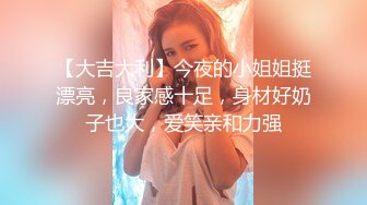 商场女厕近距离偷窥牛仔短裤少妇的多毛小黑鲍