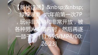 真实偷拍-90后年轻小夫妻正看着电视突然男的把美女扑倒要肏逼,在沙发上扒光衣服啪啪,被客厅摄像头偷拍外泄!