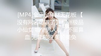 [MP4/ 1.13G] 三人创业小团队直播赚钱，男主女主沙发上激情大战享受其中，摄影师还要兼职讲解