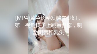 温柔的小少妇露脸深夜撩骚互动狼友，脱了衬衫就开始骚，揉奶玩逼自慰，逼逼里塞着跳蛋，扣着逼要舔狼友鸡巴