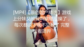 美容院老板娘的日常,楼道里对着邻家家门口抠B,撒尿,好想被邻居无意发现被大哥干